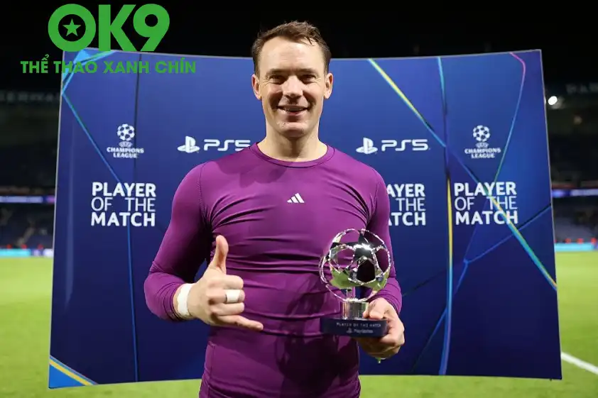 Neuer nhận giải Cầu thủ xuất sắc nhất trận đấu (Ảnh: UEFA). Neuer nhận giải Cầu thủ xuất sắc nhất trận đấu (Ảnh: UEFA).