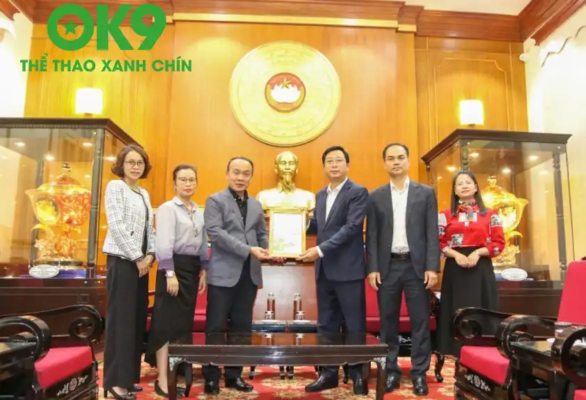 Tổng Thư ký Nguyễn Văn Phú, đại diện LĐBĐ Việt Nam trao quà Tổng Thư ký Nguyễn Văn Phú, đại diện LĐBĐ Việt Nam trao quà